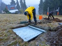 Hydrologové zkoumají rychlost tání sněhu ve skiareálu Alšovka