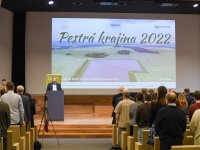 Konference Pestrá krajina - minuta ticha za Ukrajinu